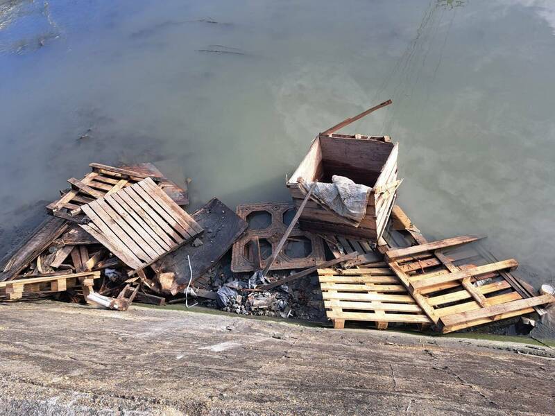 抓到了!彰化伸港排水溝遭亂丟棧板 警逮禍首重罰7萬2