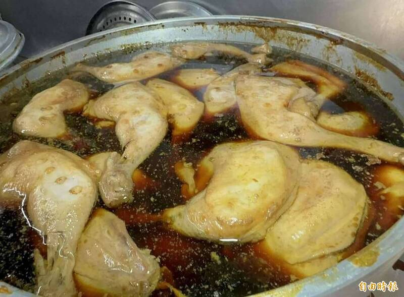 阿泉爌肉飯仍將持續販賣雞腿飯與雞腿便當。（記者湯世名攝）