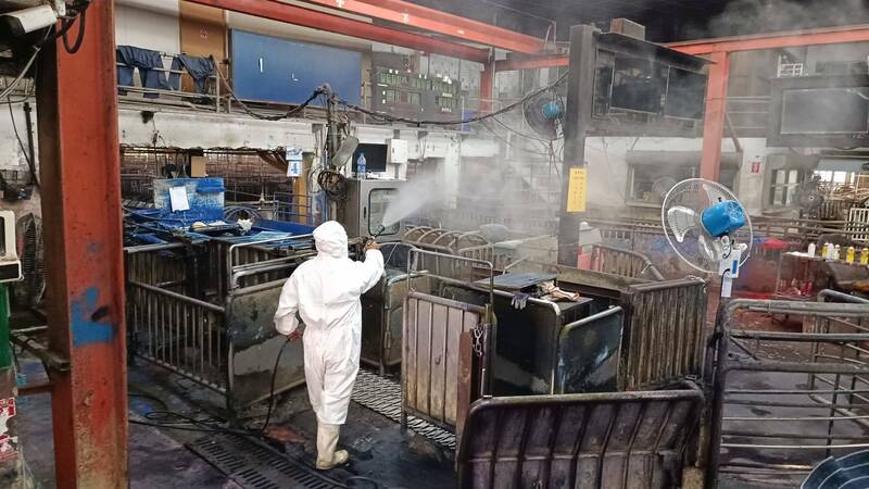 雲林肉品市場加強拍賣場內各場區清消。（圖由雲林肉品市場提供）