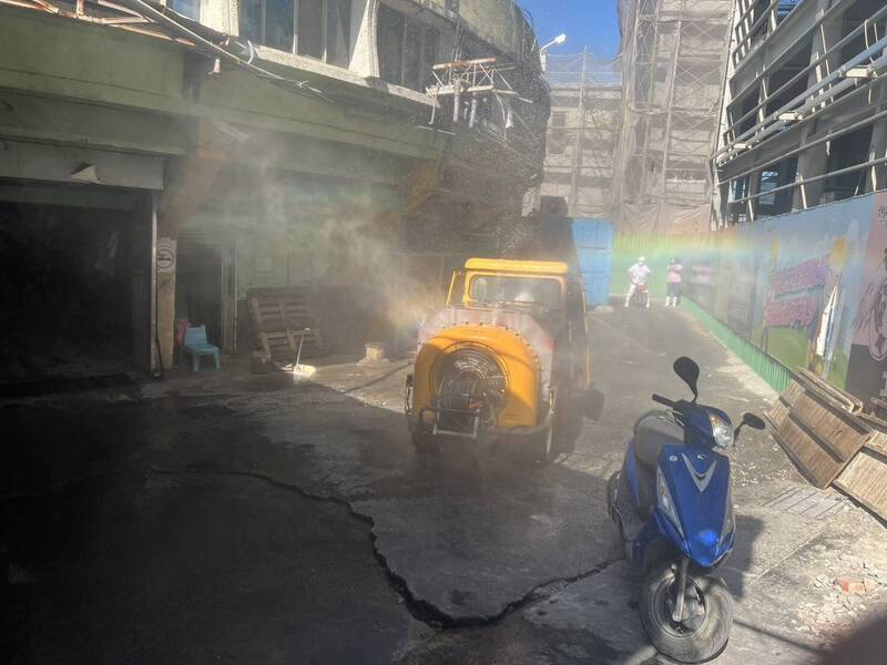 雲林肉品市場加強拍賣場內各場區清消。（圖由雲林肉品市場提供）