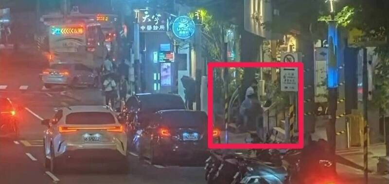 张姓车手向妇人拿走3百万元。（记者王冠仁翻摄）