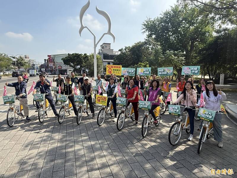 台南東區20多位里長與地方人士出面力挺市議員蔡筱薇。（記者王俊忠攝）