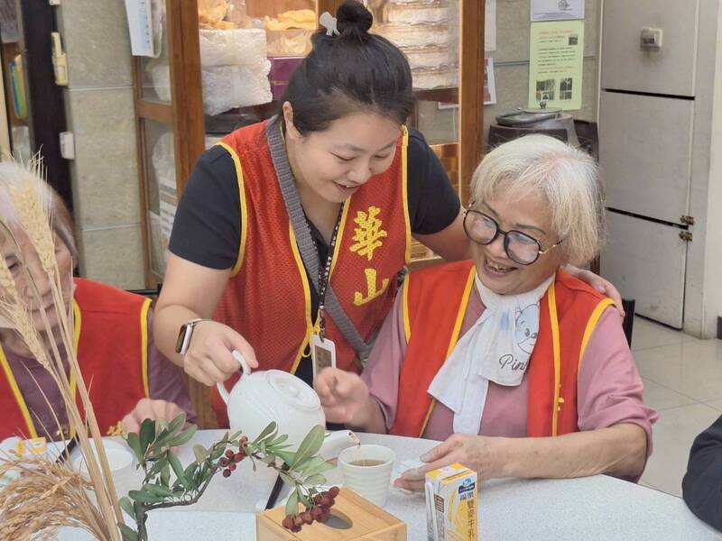 華山新營站20週年 感恩茶會邀孤老補冬
