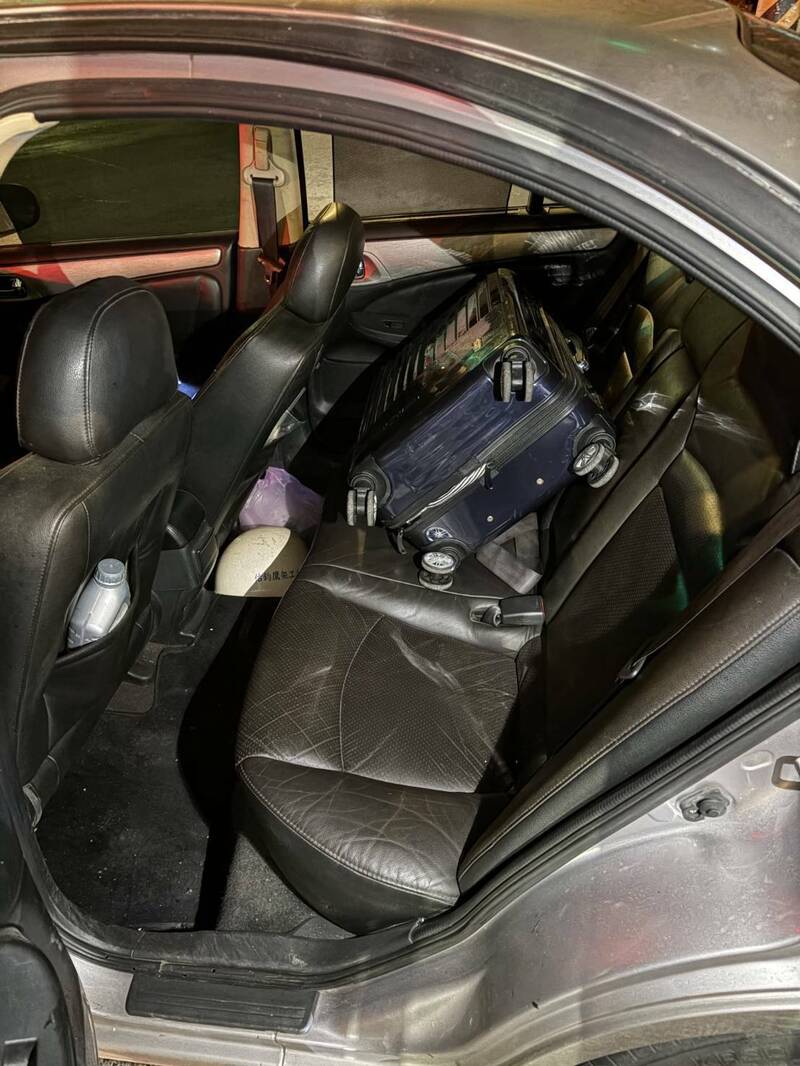 许姓男子顺手牵羊他人暂放路旁空地的行李箱，半小时内就被警方逮到，并在车内搜出赃物。（记者郑淑婷翻摄）