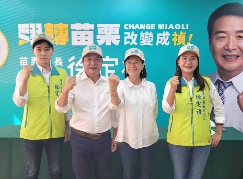 2022年選舉，陳品安（右一）與曾玟學（左一）共同擔任民進黨苗栗縣長候選人徐定禎（左二）的競選總部發言人。（資料照）