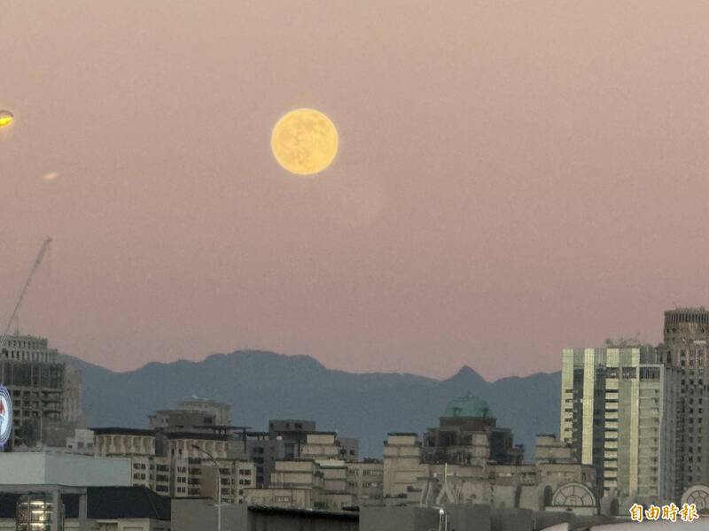 年度最大滿月登場 傍晚天際超級月亮超吸睛