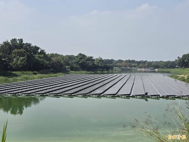 太陽能板鋪滿了一大片漂鳥湖面。（記者葉永騫攝）