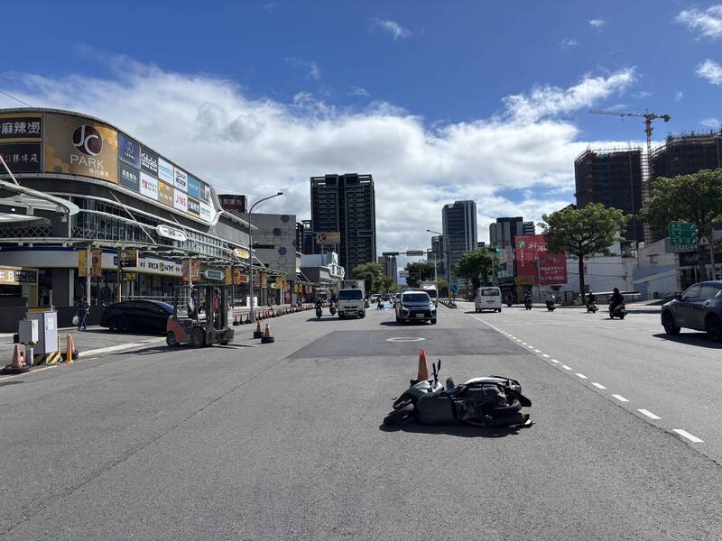 机车骑士惨撞堆高机货叉摔倒，身体多处擦伤。（记者郑淑婷翻摄）