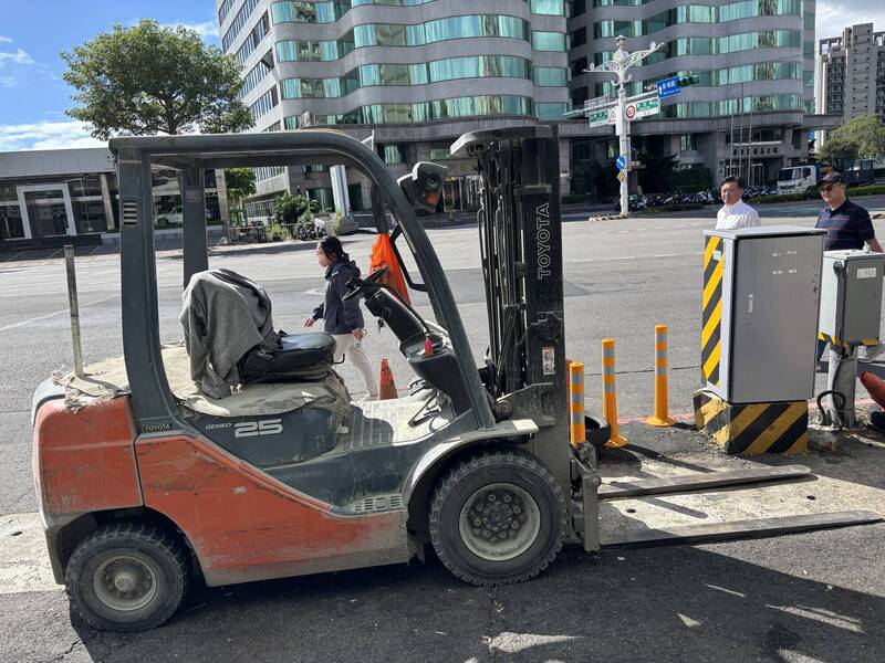 堆高机驾驶违反道路交通管理处罚条例依法告发。（记者郑淑婷翻摄）