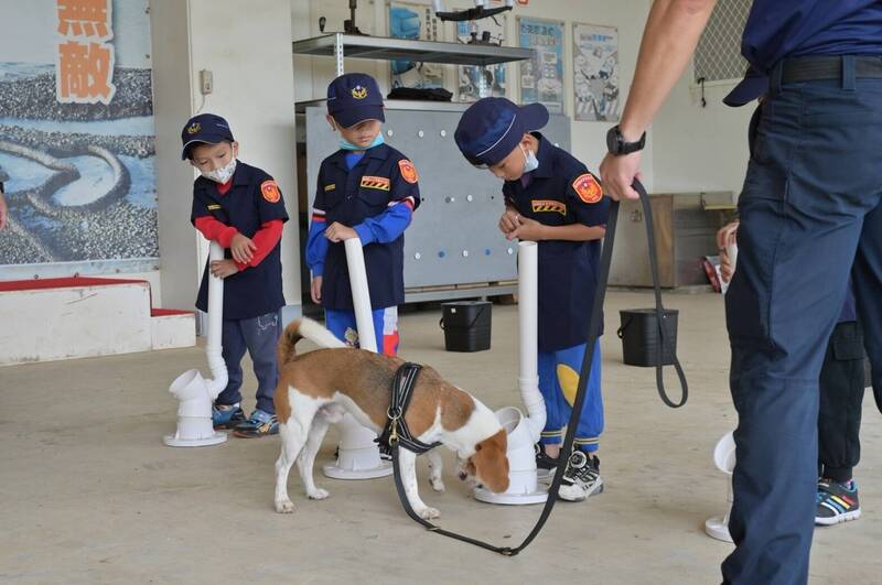 全民識詐防詐 成功國小師生參訪澎縣警局小小波麗士體驗營