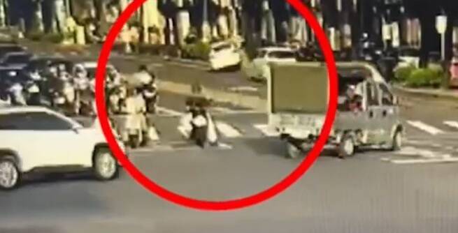 高雄左營轎車蛇行撞分隔島逃逸 警方出手了:開罰+吊扣駕照