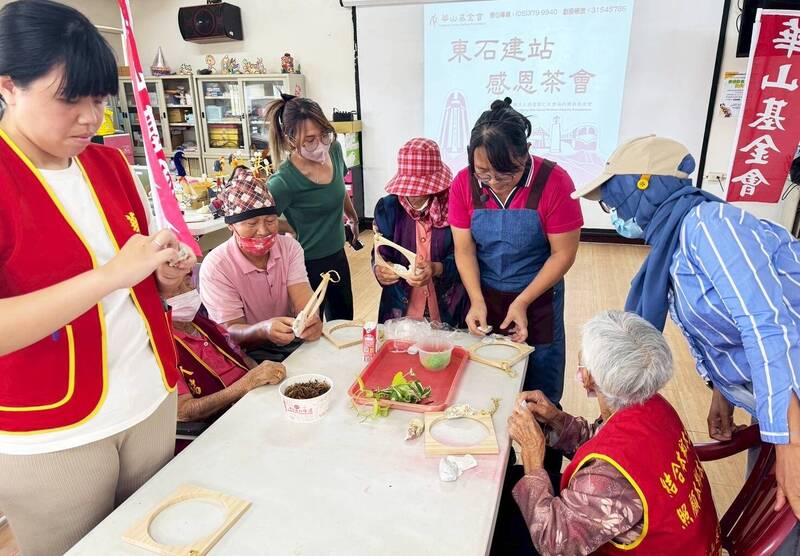 湯莉芳老師教導長輩製作手工藝。（東石天使站提供）