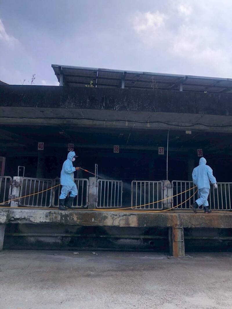 屏縣完成肉品市場消毒。（屏東縣政府提供）
