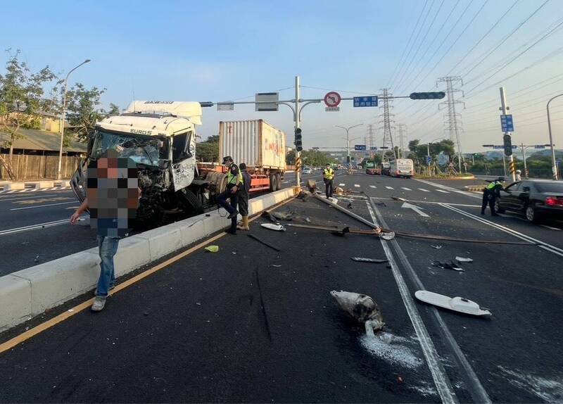 高雄沿海路小貨車變換車道連環撞 3人傷路燈毀塞車2小時