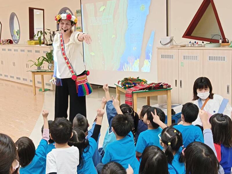 picul泰山森林書屋人員阿索‧該拿以族語說故事。（新北市原民局提供）