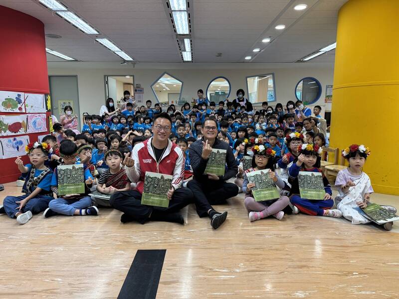 picul泰山森林書屋舉辦行動書屋活動合照。（新北市原民局提供）