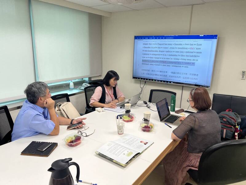 海岸阿美語版繪本製作團隊，由右至左為譯者歐嗨‧思娃娜、校對者阿索‧該拿、柯清水。（新北市原民局提供）