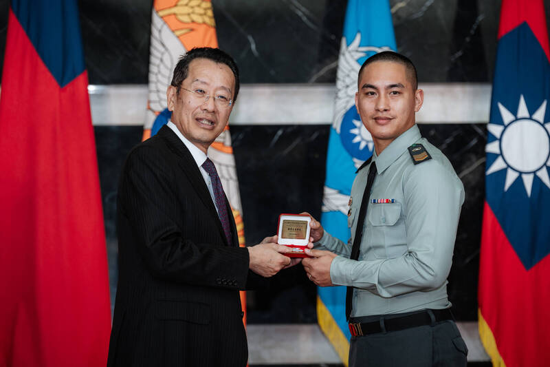 軍民同心、攜手重建！顧立雄頒樺加沙救災紀念章 101官兵代表接受