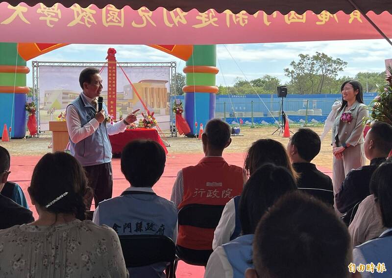 金門賢庵國小「新建幼兒園教學大樓工程」動土，縣長陳福海（站者左）肯定校長黃芸芸（站者右）對教育的投入及工程細節。（記者吳正庭攝）