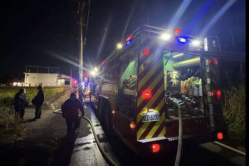 大雅區昌平路一處塑膠工廠晚上火警，濃濃煙霧臭味飄散。（林家峰里長提供）