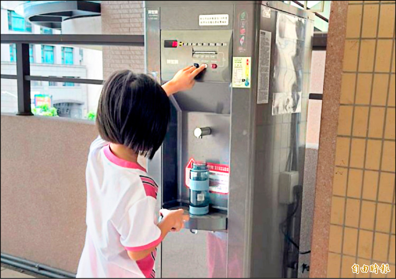 飲水機將編列3000多萬元進行汰換；圖為學生使用飲水機。（記者羅國嘉攝）