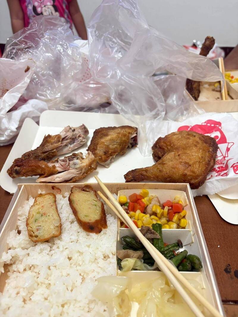 爸爸打開「加料雞腿便當」！見2隻啃到見骨笑引網笑翻
