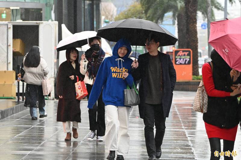 水氣減少，降雨趨緩，明起將明顯回溫。（資料照）