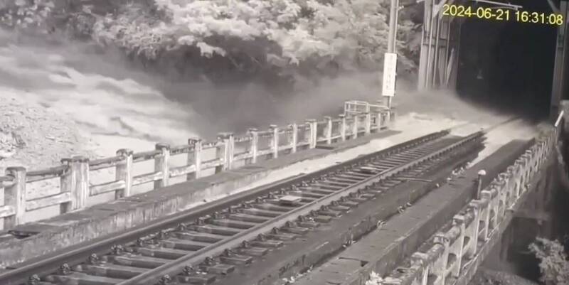 台鐵新自強號去年被土石流沖出軌 運安會調查：監視器不具AI辨識及告警功能