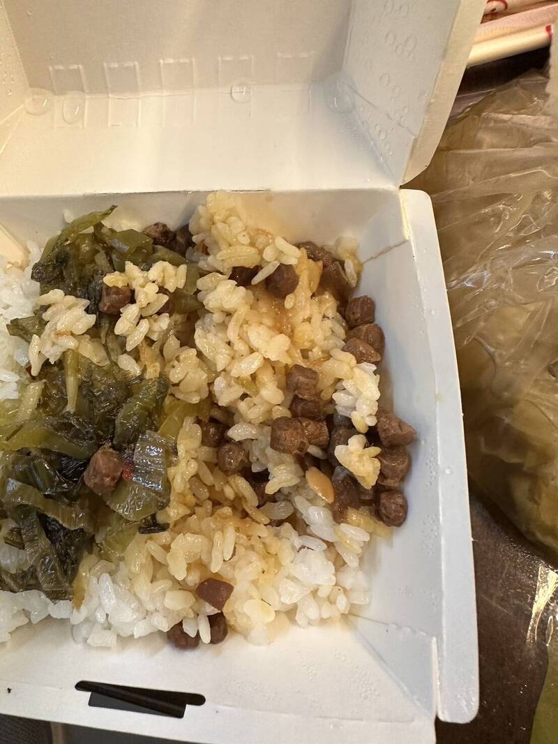 消費者抱怨三重知名魯肉飯在沒有告知消費者的情況下，以素肉代替豬肉。（圖擷取自「爆料公社」臉書）