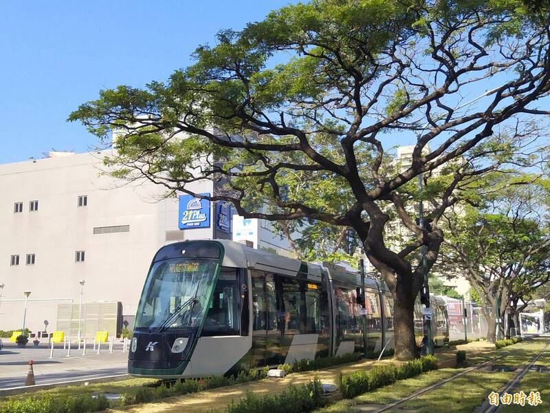 高雄輕軌營運10年，首度邀請學生彩繪列車。（記者王榮祥攝）