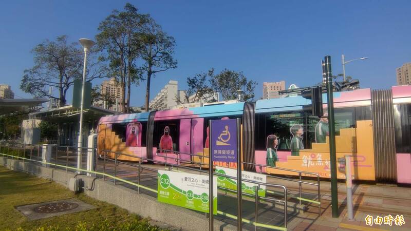 高雄輕軌本月將誕生第一列由學生彩繪的列車。（記者王榮祥攝）