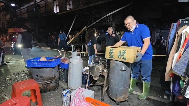 桃园区南门市场暗夜大火，摊商清晨忙著抢救商品。（记者郑淑婷翻摄）