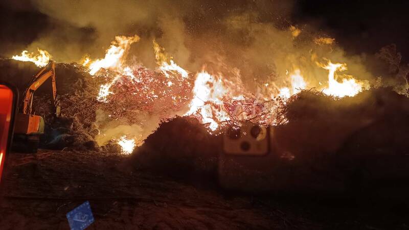 今年初才燒!苗栗後龍空地違規堆置木材又傳火警 環局將再開罰