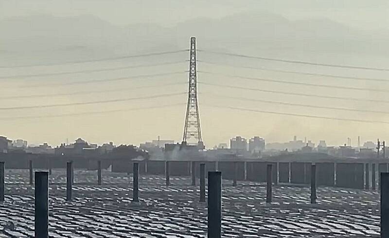 彰滨仑尾区海上光电板冒烟，并没有明火。（民众提供）