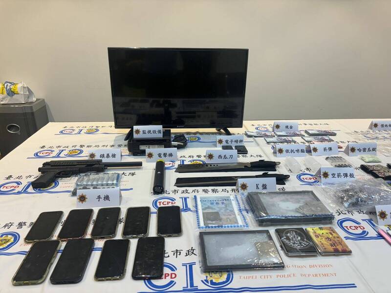 警方查获各类毒品等赃证物。（记者刘庆侯翻摄）