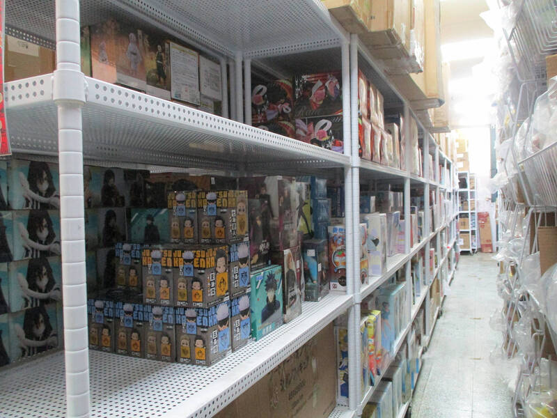 曾男经营的商行虽倒闭，仓库堆满公仔与玩具。（嘉义分署提供）