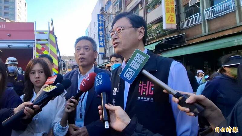 桃园南门市场暗夜祝融烧毁，市长张善政一早前往勘灾，允诺尽快协助摊商复原工作。（记者郑淑婷摄）