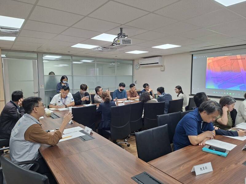 桃市府经发局6日上午召开跨局处会议，了解灾损情形、影响状况，并研议后续支援、补偿及评估安置等议题。（经发局提供）