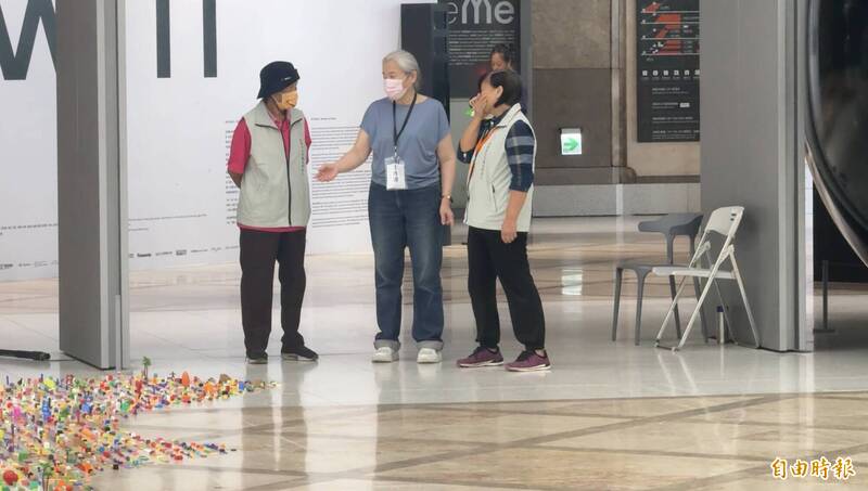 基隆美术馆志工协助维护美术馆的秩序，却拿卫生纸擦拭艺术家的作品损其原貌。（记者卢贤秀摄）