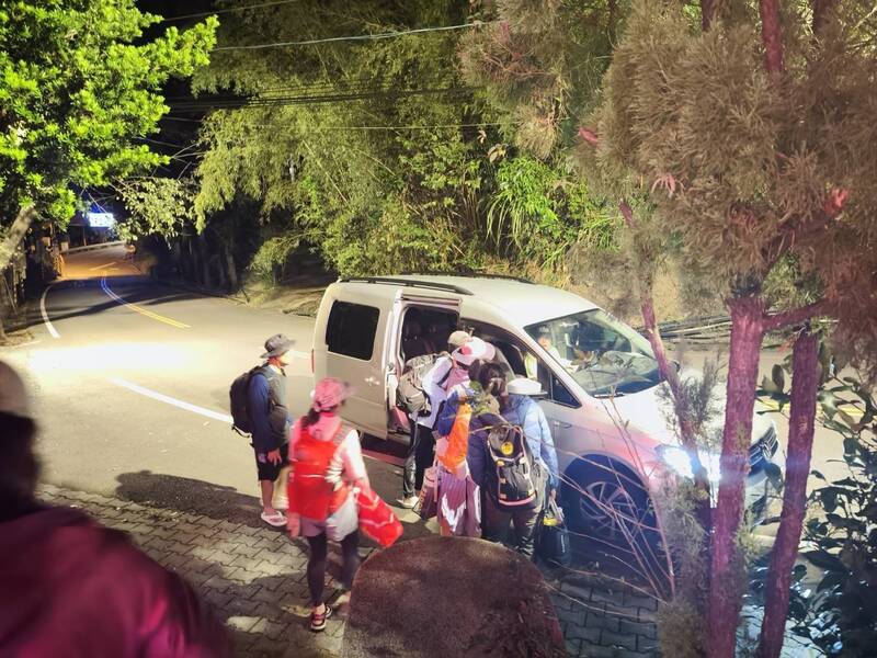 来自台北25名登山客受困山区，所幸警民合作才将一行人送返家中。（警方提供）