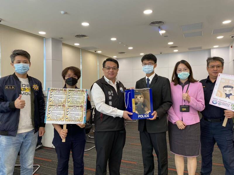 平镇警分局长徐坤隆（左3）表扬阻诈有功的银行行员们。（警方提供）