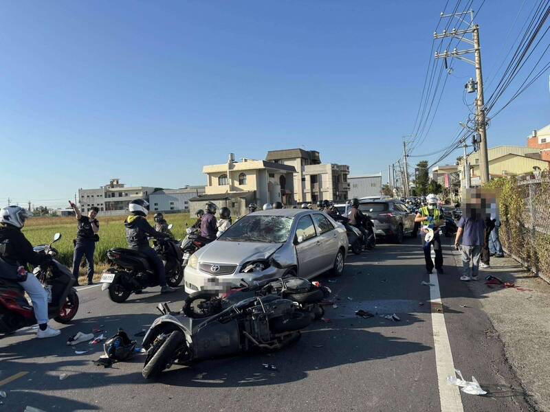轿车与3辆机车碰撞，现场交通受阻大塞车。（图由消防局提供）