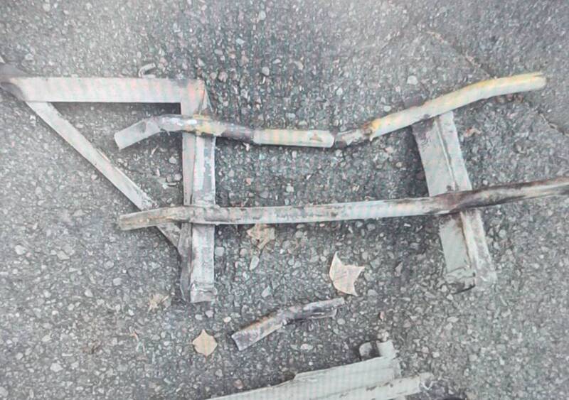 砂石车掉落的防卷入装置栏杆酿祸。（民众提供）