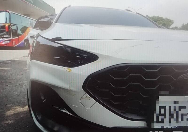 周男轿车右前车头受损。（民众提供）