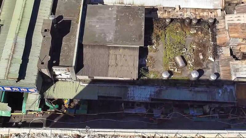 桃園區南門市場遭受祝融，空拍畫面曝光。（消防局提供）