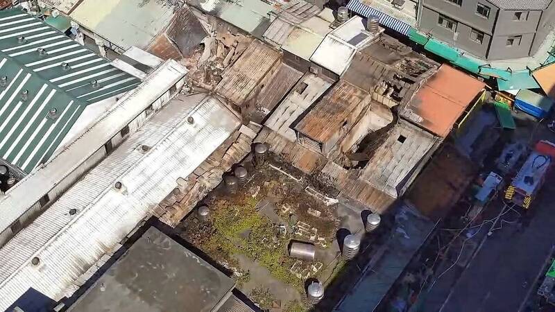 桃園區南門市場遭受祝融，空拍畫面曝光。（消防局提供）