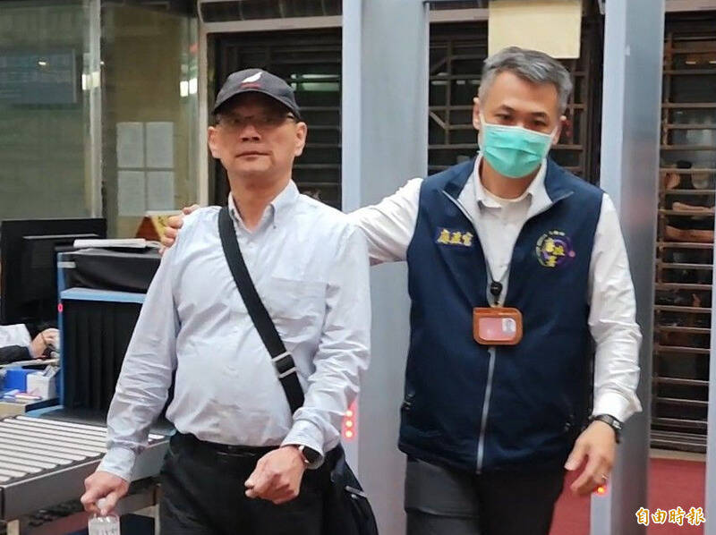 核二厂前厂长曾文煌（图左）、林口电厂厂长朱允中涉收贿，北院裁定自本月15日起再羁押两个月。（资料照）