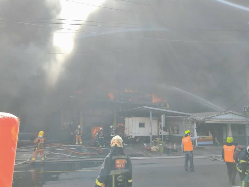 新北市树林区柑园街1段347号的铁皮屋今早发生大火，柑园国晓第一时间紧急疏散师生并宣布下午停课。（记者黄政嘉翻摄）