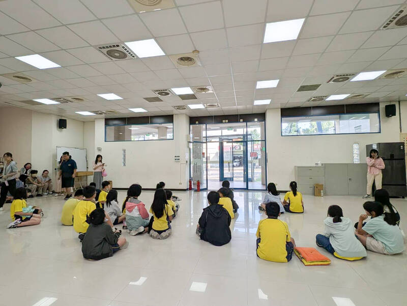 柑园国小师生下午移至万坪公园活动中心，待家长接回学生。（柑园国小提供）