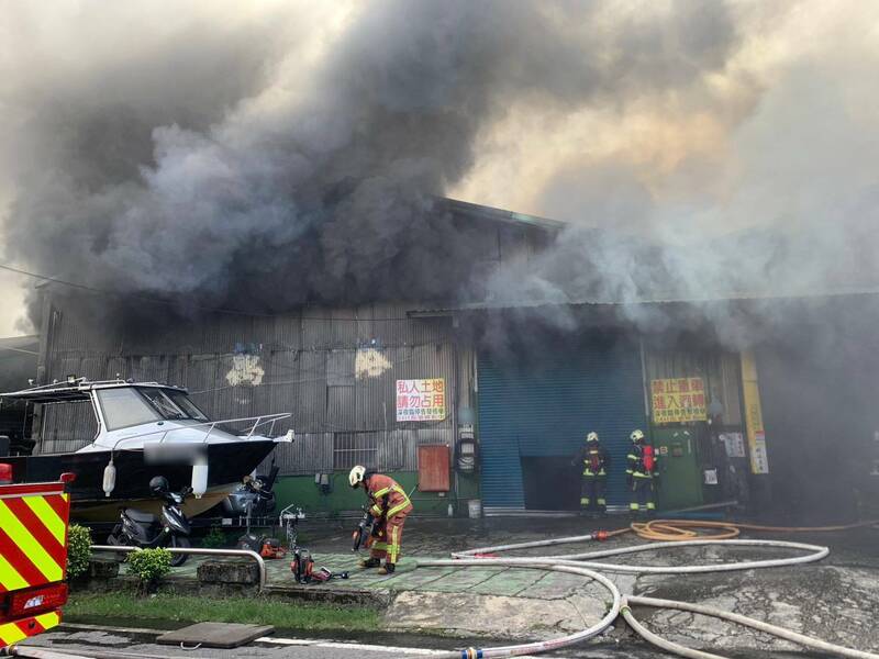 造船工厂全面燃烧，消防人员灌救中。（记者徐圣伦翻摄）